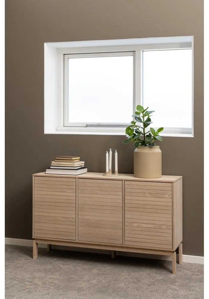Natúr színű alacsony komód tölgyfa dekorral 135x80 cm Linley – Actona
