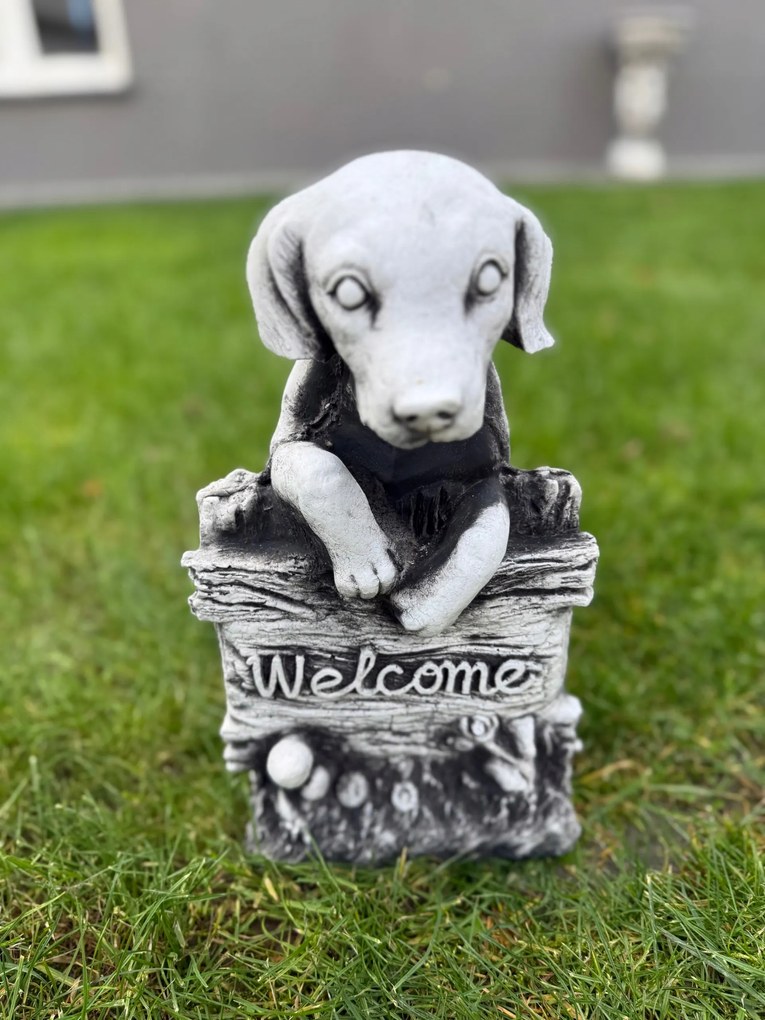 Beton figura Kutya felirattal Welcome kerti figurák beton dekoráció