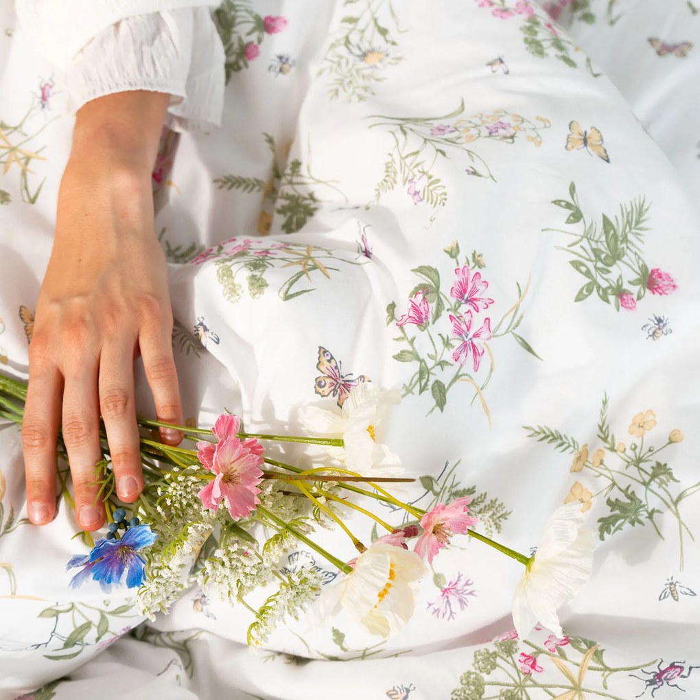 Goldea pamut ágyneműhuzat - színes réti virágok fehér alapon 200 x 200 és 2db 70 x 90 cm