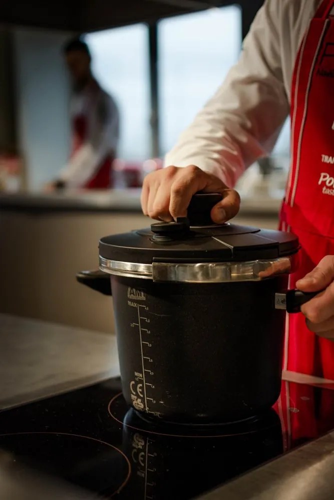 Titán felületű 5,5 l kukta indukciós 2 fedővel