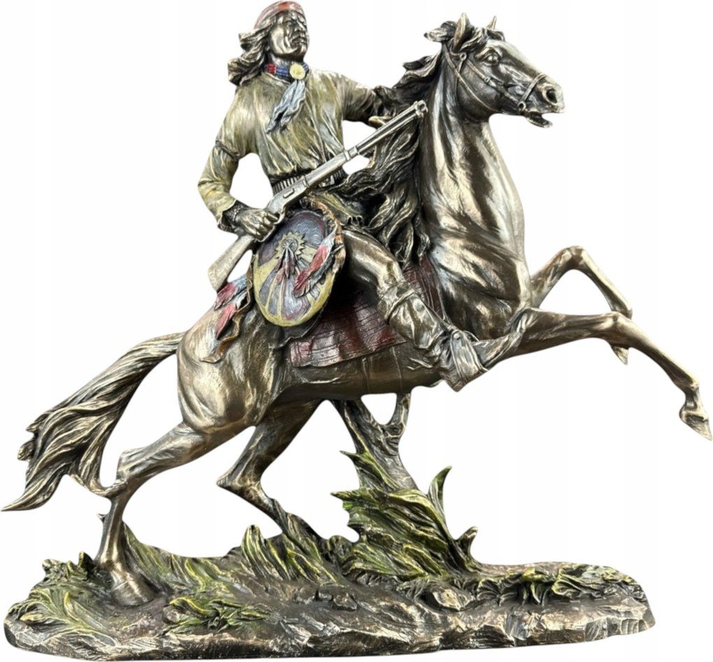 Indián Lófogó Szobor Pajzscal És Veronese Puskával (WU69784A4)