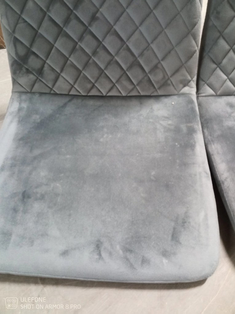 AKCIÓ Szürke IRYS VELVET szék fekete lábakkal II. osztály