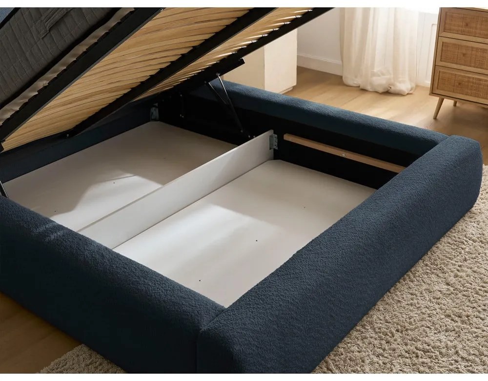 Sötétkék kárpitozott ágyneműtartós franciaágy ágyráccsal 140x190 cm Orlane – Bobochic Paris