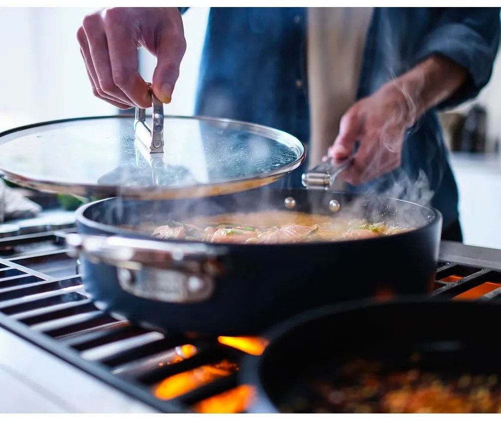 Serpenyő fedővel, kerámia felülettel ø 28 cm Space – Joseph Joseph