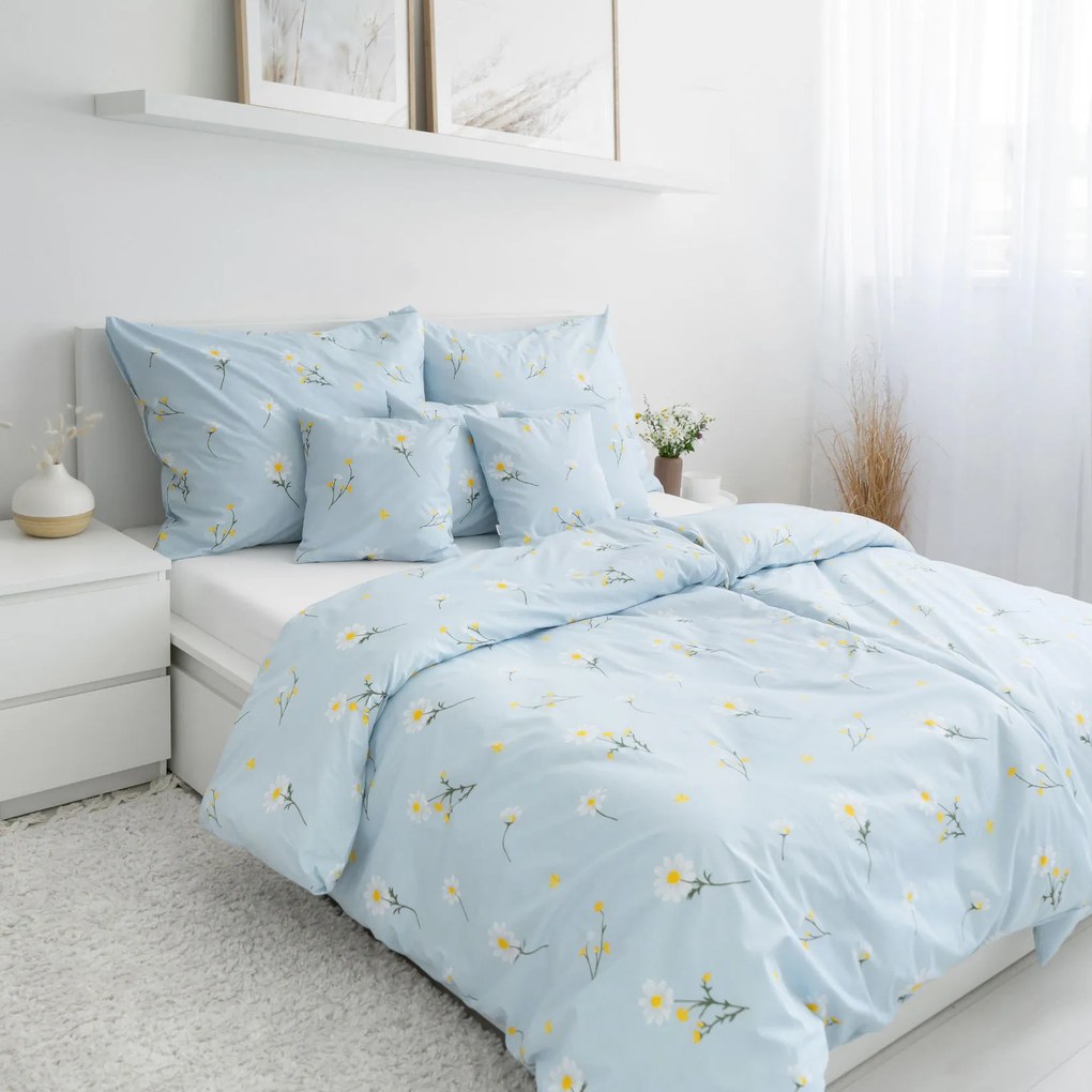 Goldea pamut ágyneműhuzat - kamilla virágok világoskék alapon 140 x 220 és 70 x 90 cm