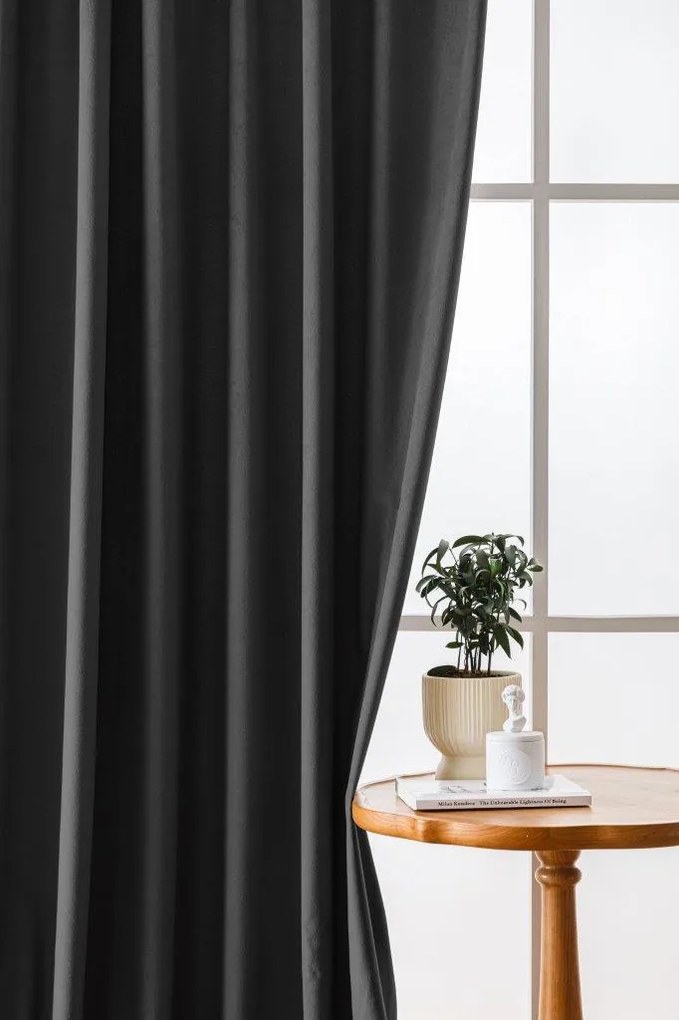 Sötétszürke fényzáró függöny VELVET 140x250 cm Felfüggesztés: Fém gyűrűk