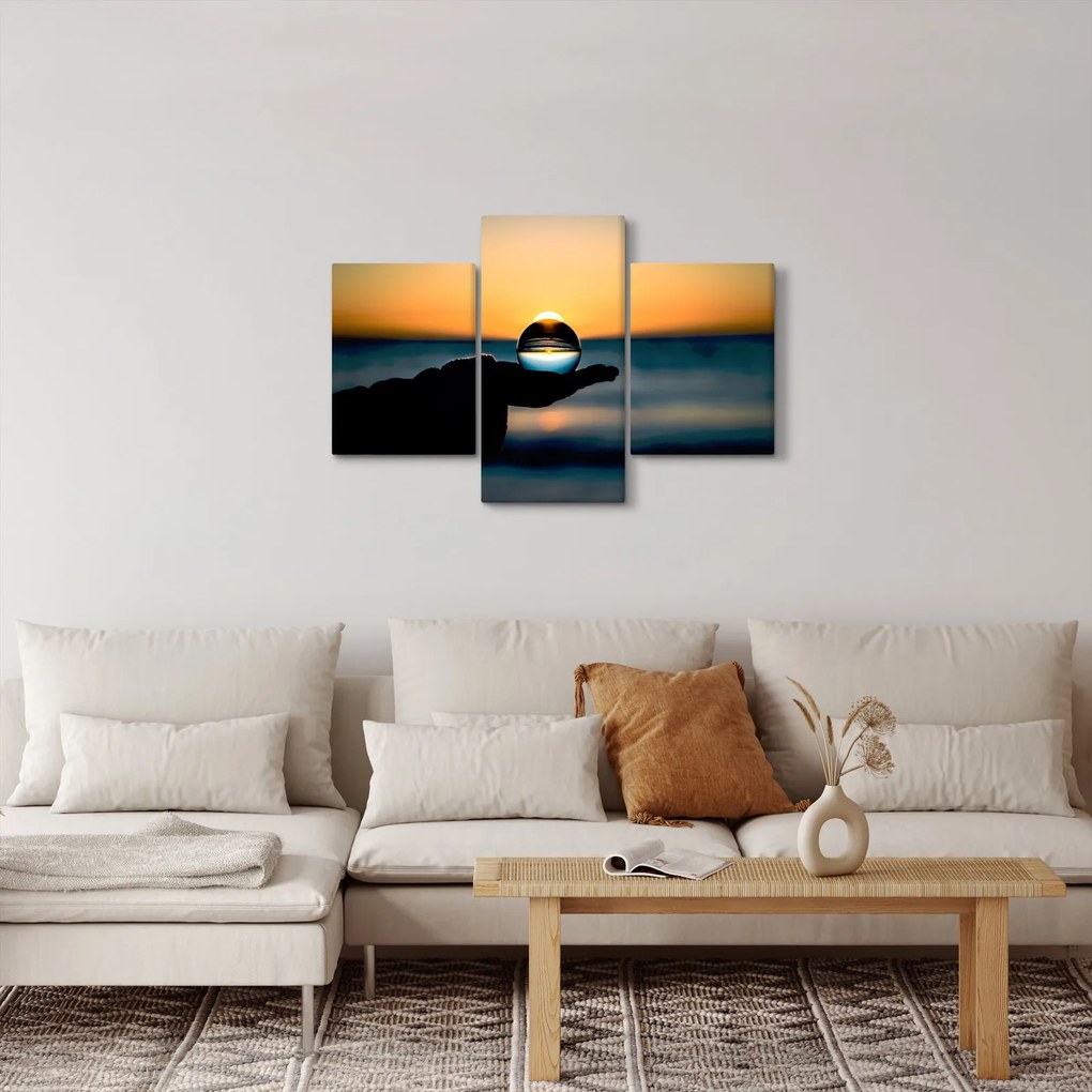 Vászonkép - Üveggolyó a tenyérben (90x60 cm)