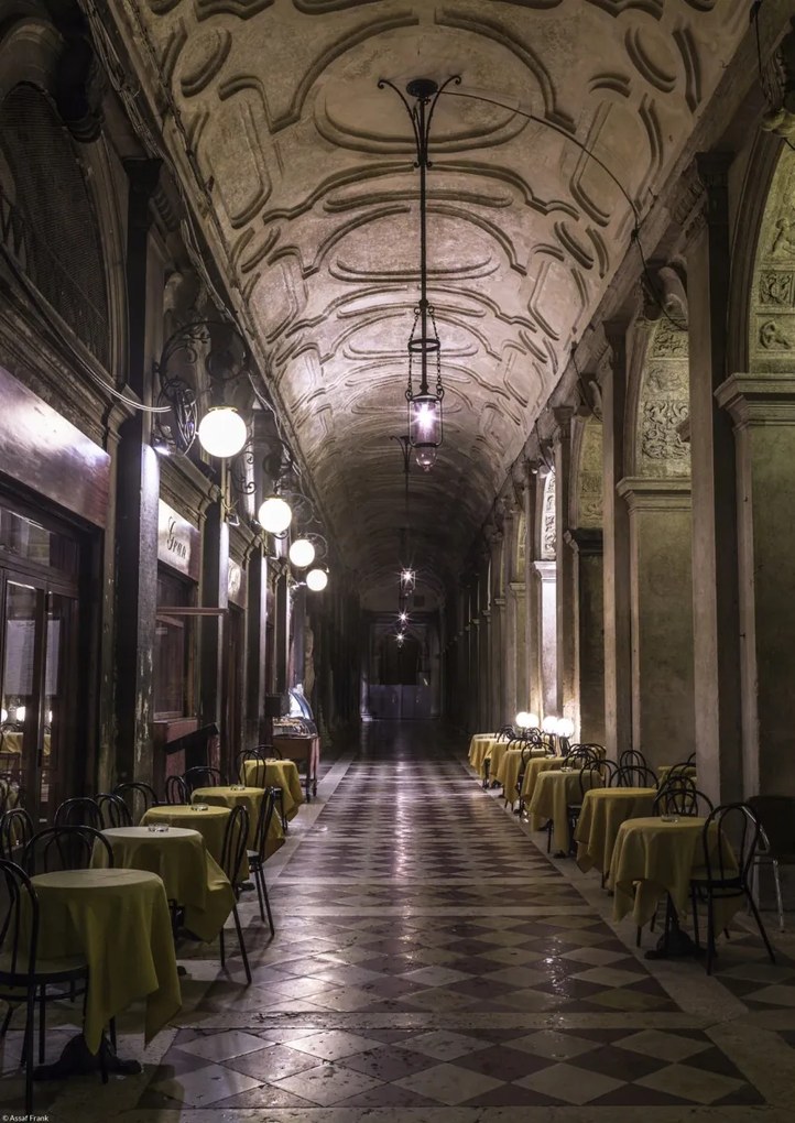 Poszter 29,7x42cm San Marco folyosó táblákkal és székekkel, Assaf Frank