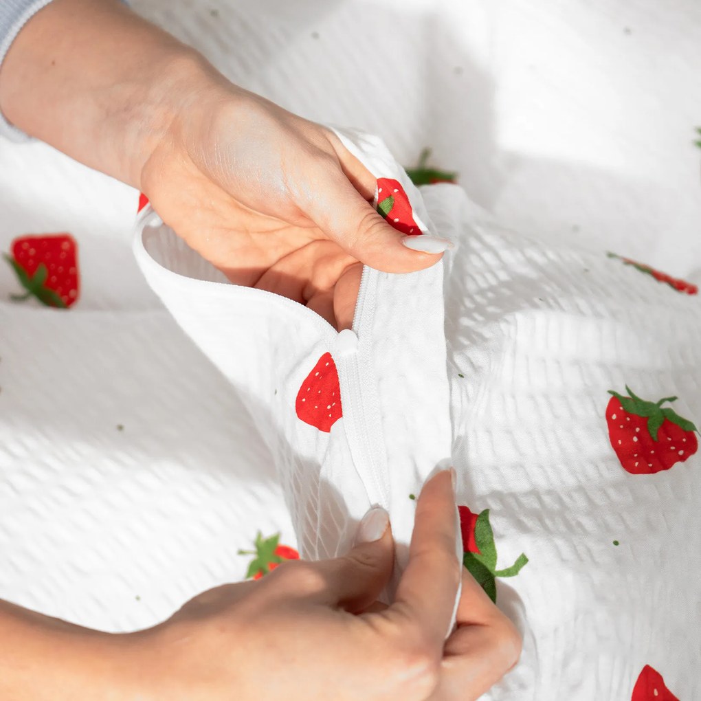 Goldea krepp ágyneműhuzat - friss szamócák 150 x 200 és 50 x 60 cm