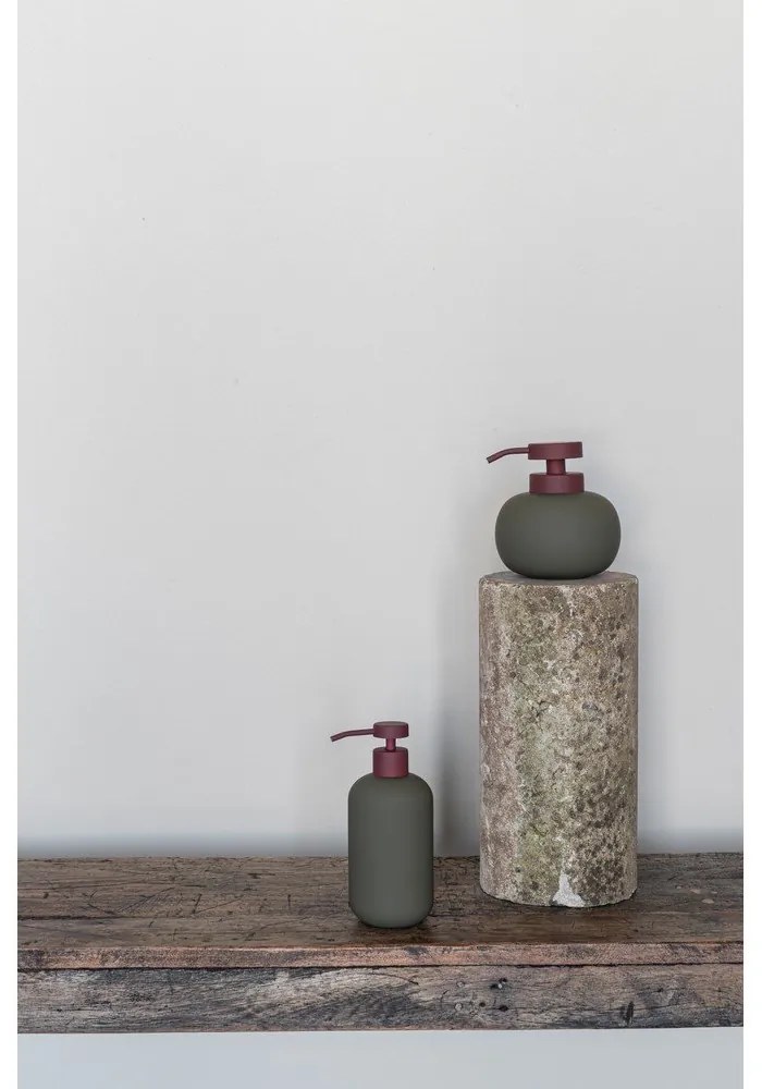 Sötétzöld kerámia szappanadagoló 120 ml Lotus Play – Mette Ditmer Denmark