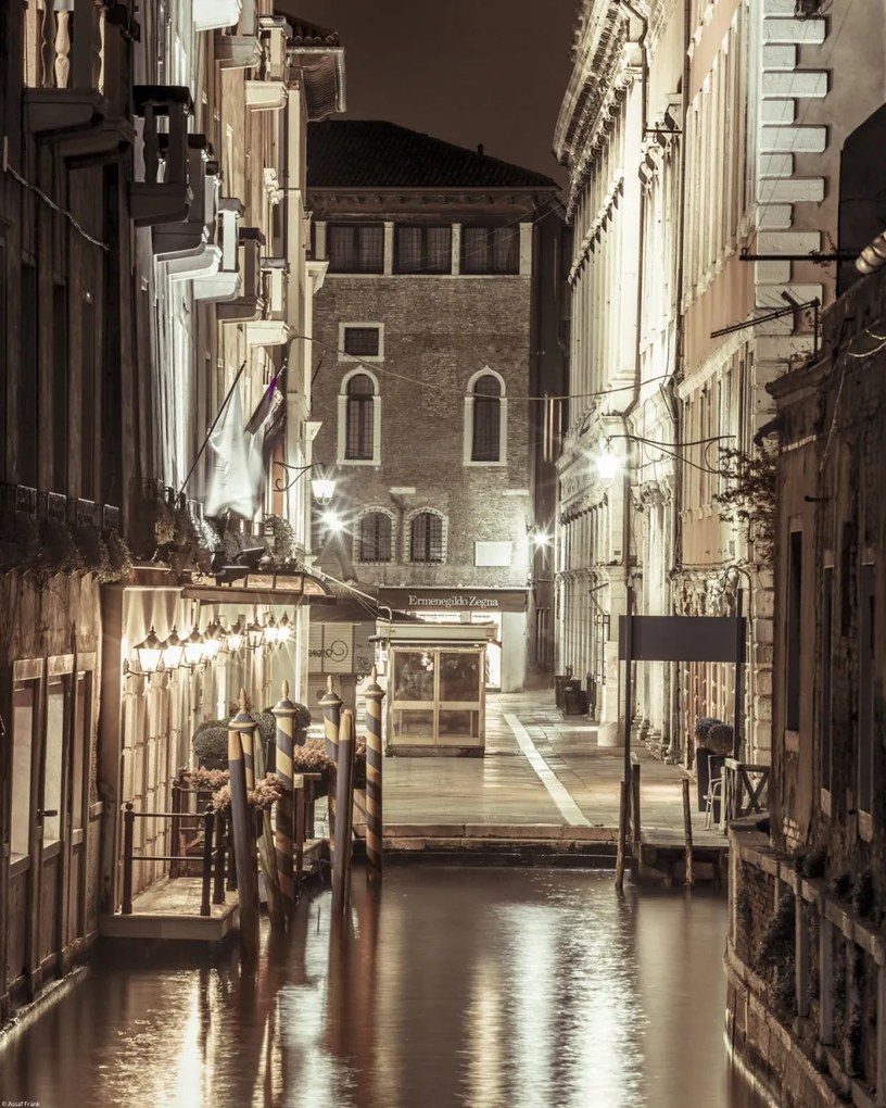 Poszter 40x50cm Éjszakai felvétel egy régi épületről egy keskeny csatornánál, Assaf Frank