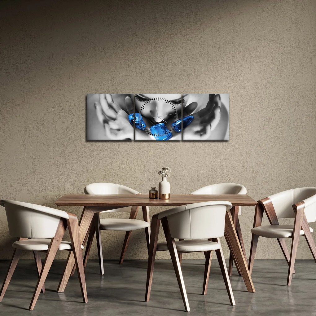 Vászonkép - Egy nő portréja kövekkel (órával) (90x30 cm)