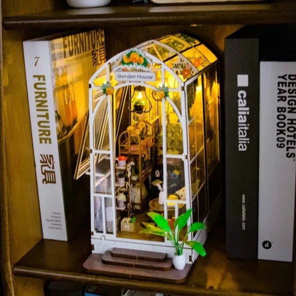 2Kids Toys - Mini kertiház 2xAAA elemmel