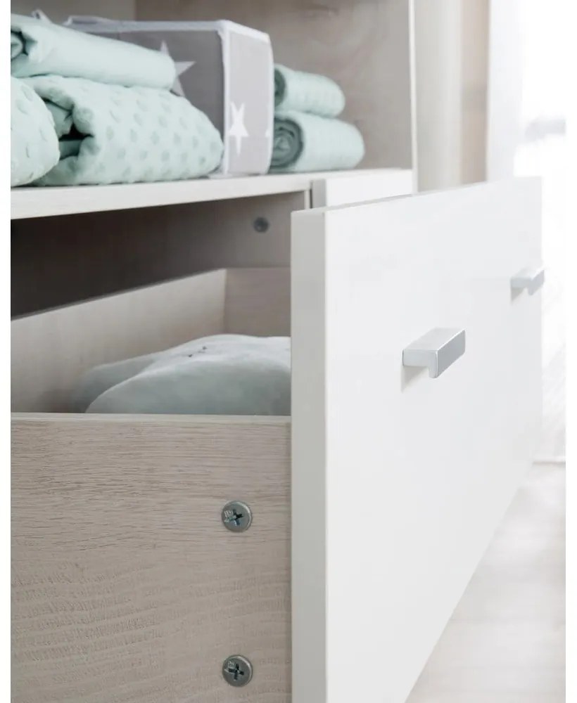 Fehér alacsony gyerek komód pelenkázó feltéttel tölgyfa dekorral 117x98 cm Julia – Roba