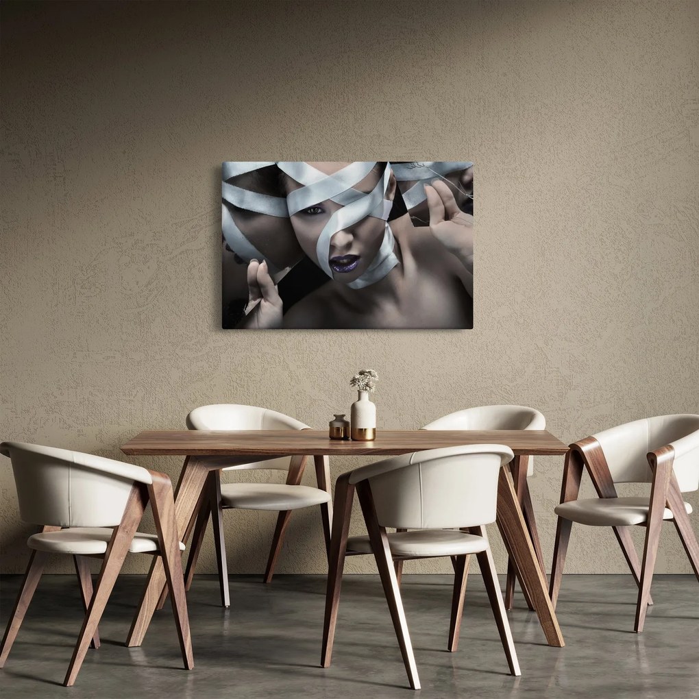 Vászonkép - Egy nő szalaggal (90x60 cm)