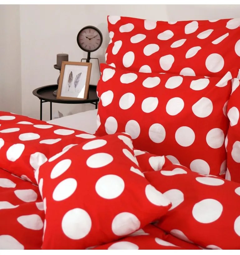 EMI Dots piros ágyneműhuzat, A standard egyszemélyes ágy szett tartalma: 1x 140x200 + 1x 70x90