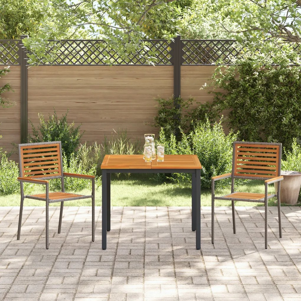 3 darabos Kerti Étkezősor Szürke Poli Rattan Akáccal, Összerakható Kerti Székek Párnákkal 2 db Szürke Poli Rattan, Kerti Asztal 90x90x75 cm Tömör Akácfa és Fém