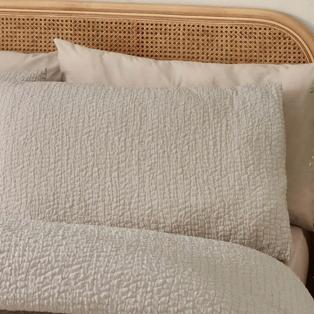 Világosbarna kétszemélyes-hosszabbított krepp ágyneműhuzat 230x220 cm Crinkle Seersucker – Catherine Lansfield