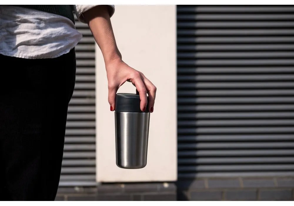 Sötétkék-fényes ezüstszínű utazóbögre 450 ml Sipp – Joseph Joseph