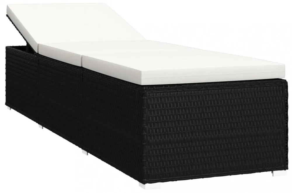 krémfehér polyrattan napozóágy párnával és teázóasztallal
