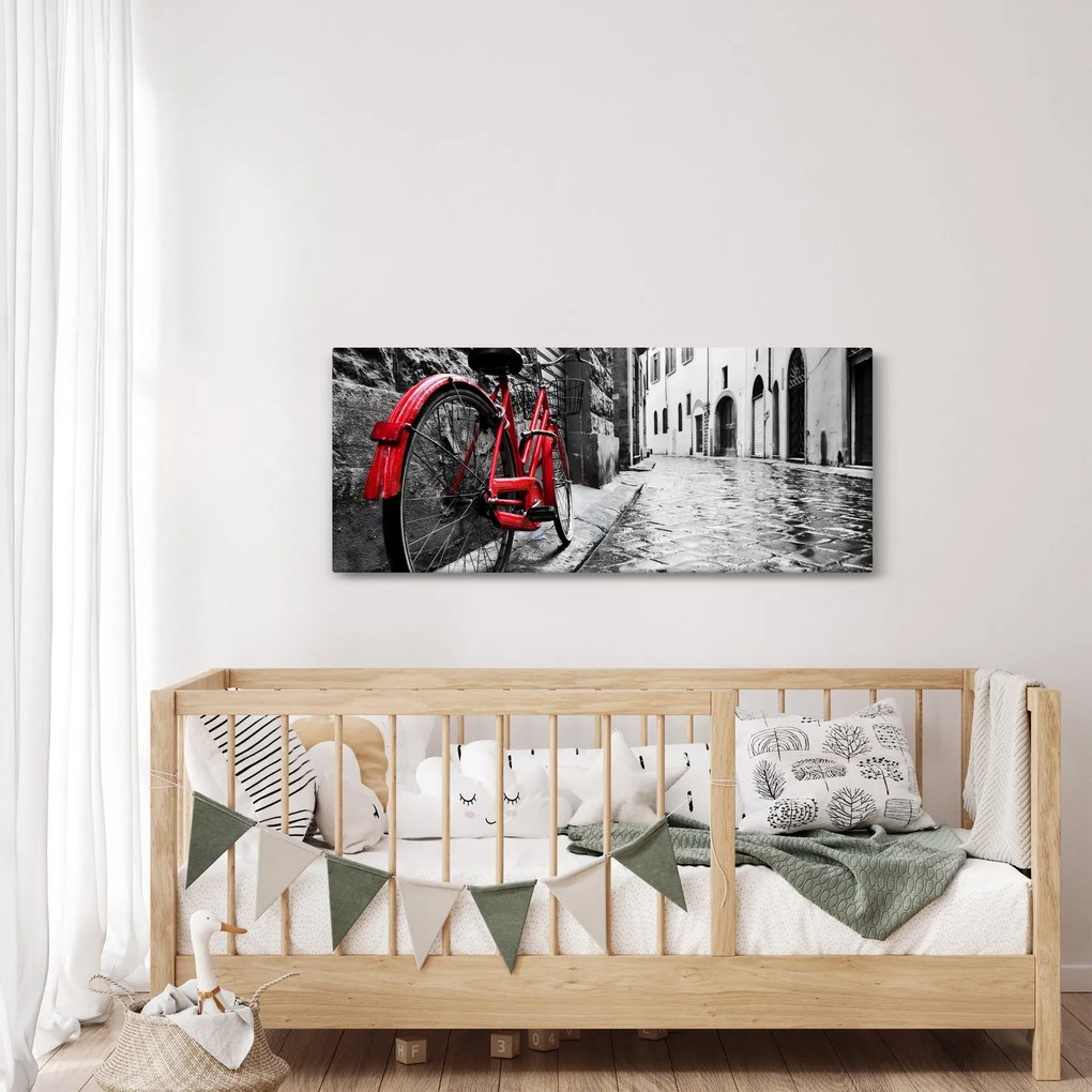 Egy vörös kerék képe egy macskaköves utcán (120x50 cm)