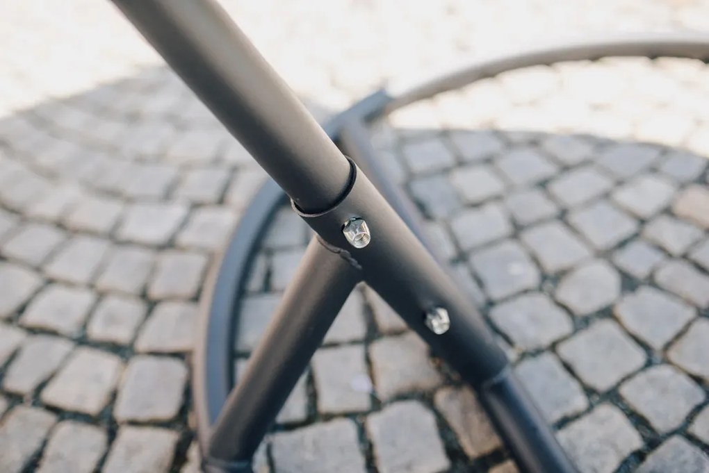 Fekete függőszék KOKON állvánnyal, világos párna