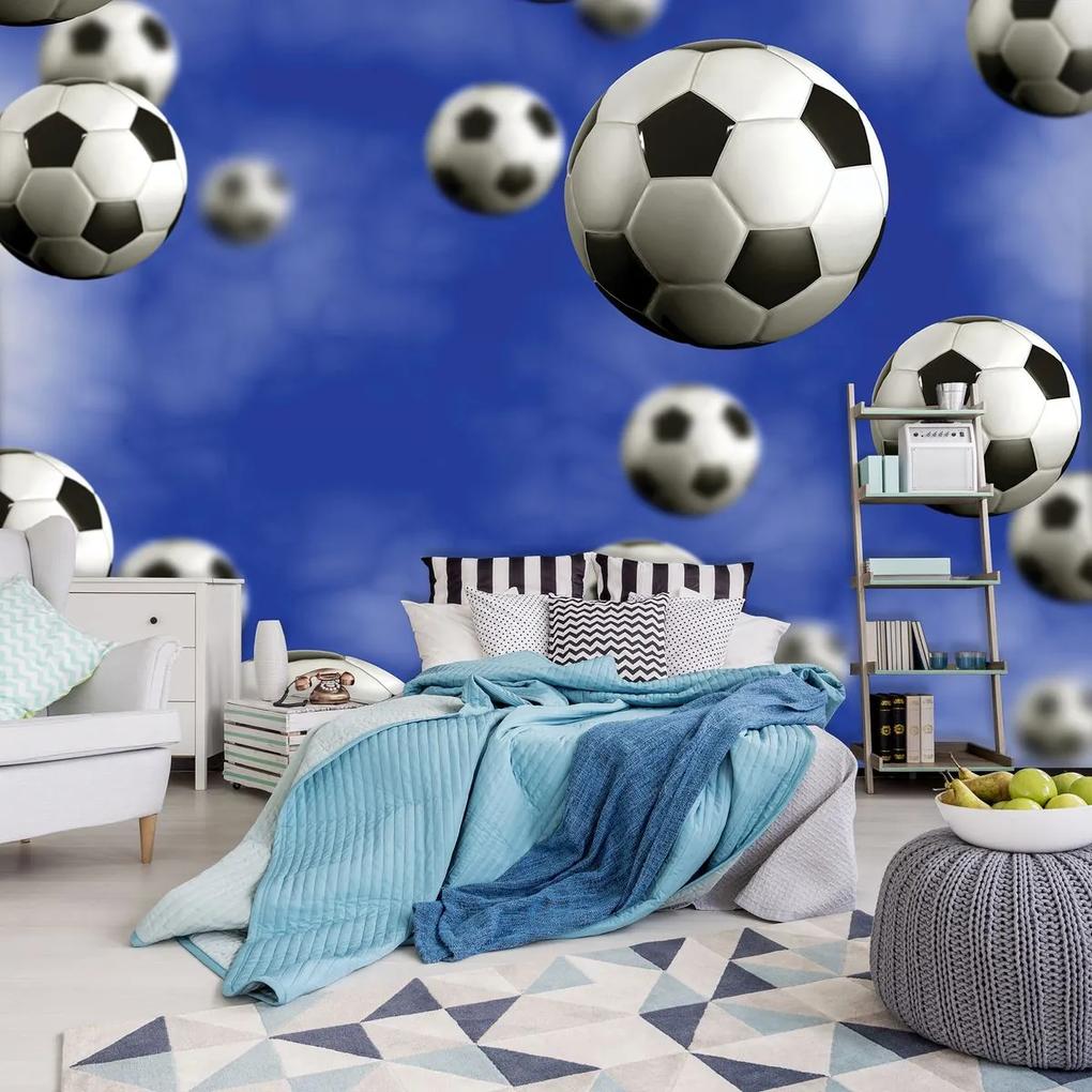 Fotótapéta - Futball-labdák a kék háttérben (254x184 cm)