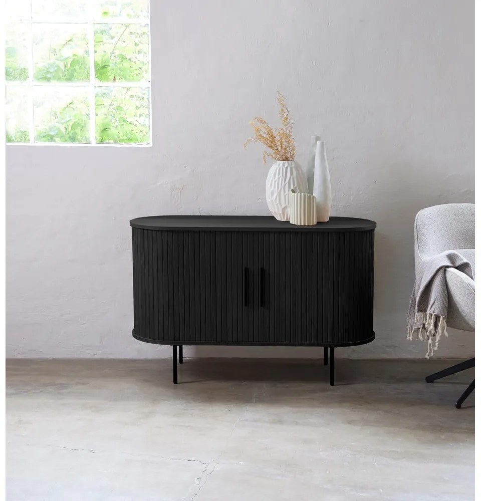 Fekete komód tolóajtóval, tölgyfa dekorral 120x76x45 cm Nola – Unique Furniture