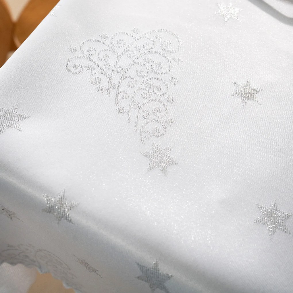 Goldea karácsonyi teflonbevonatú asztalterítő - ezüstszínű karácsonyfák és csillagok 100 x 100 cm