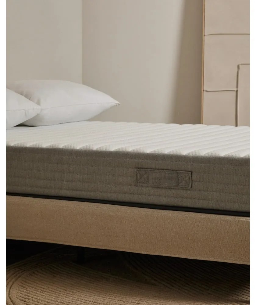 Közepes keménységű hőszabályozó hab matrac 150x190 cm Yoko – Kave Home