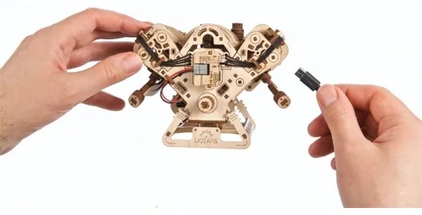 Ugears - 3D fából készült mechanikus kirakó: V8-motor