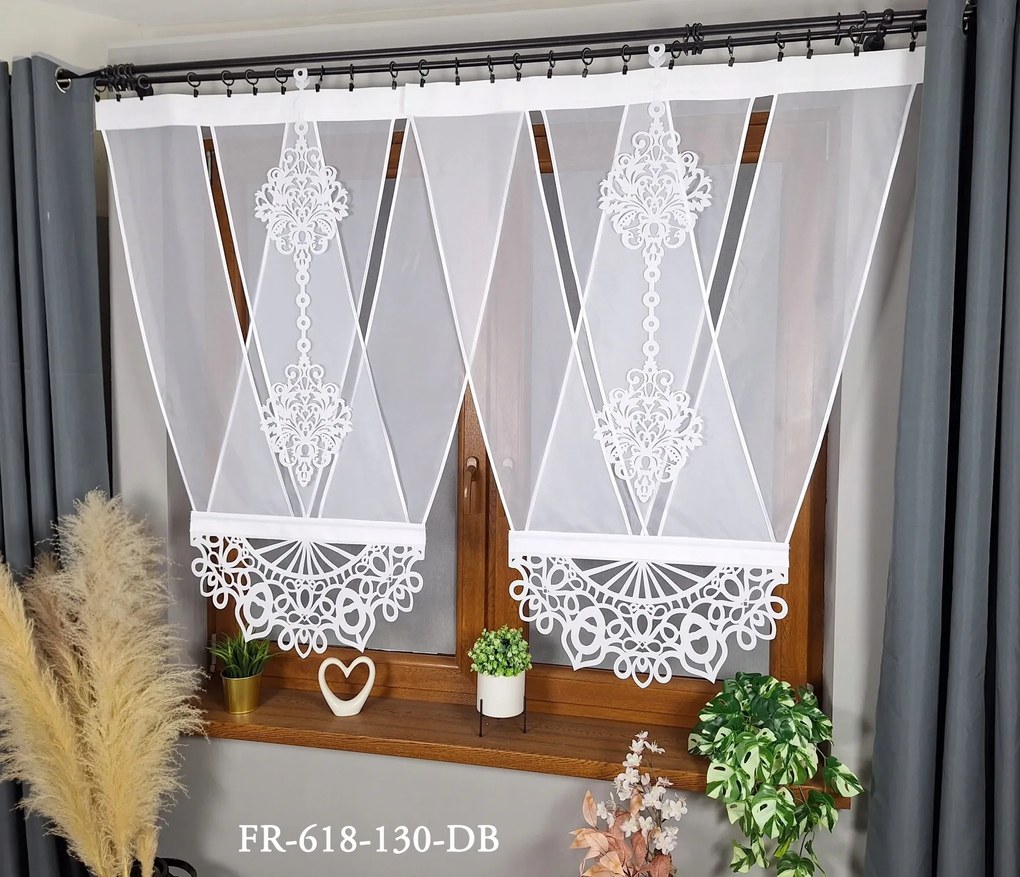 Modern panelfüggöny -2 panel 130 cm, áttört fehér dekoráció -FR618-130