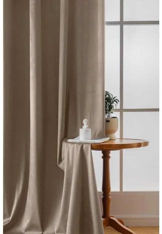 Világosbarna sötétítő VELVET függöny 140x250 cm Felfüggesztés: Fém gyűrűk
