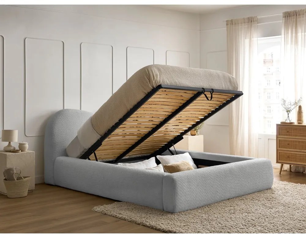 Világosszürke kárpitozott ágyneműtartós franciaágy ágyráccsal 140x190 cm Orlane – Bobochic Paris