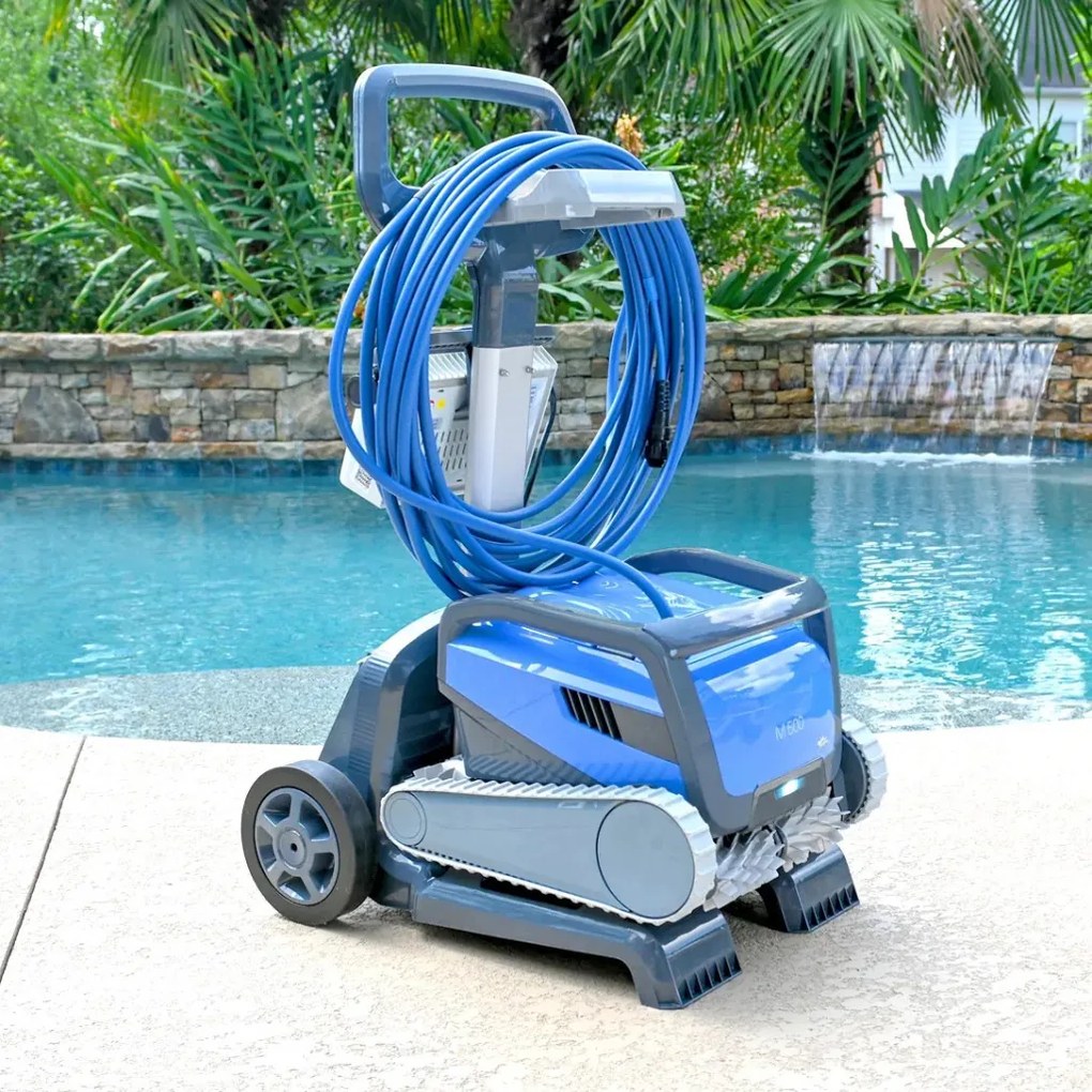 Medencetisztító robot, Dolphin M600 (2026), teljes medencetisztítás (padló, fal és vízvonal tisztítás), CleverClean és PowerStream navigáció, kábelcsavarodás-gátló, Wi-Fi és applikáció vezérlés, Caddy tartozékkal