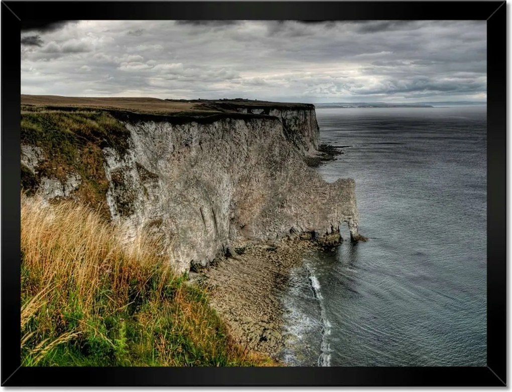 Poszterek keretben 40x30 Tengeri szikla a viharfelhők hátterében