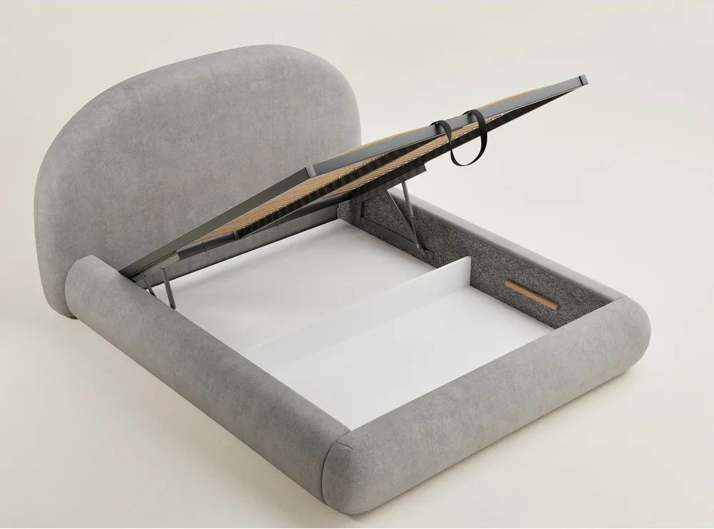 Szürkésbézs kárpitozott ágyneműtartós franciaágy ágyráccsal 180x200 cm Maumere – Maison de Rêve