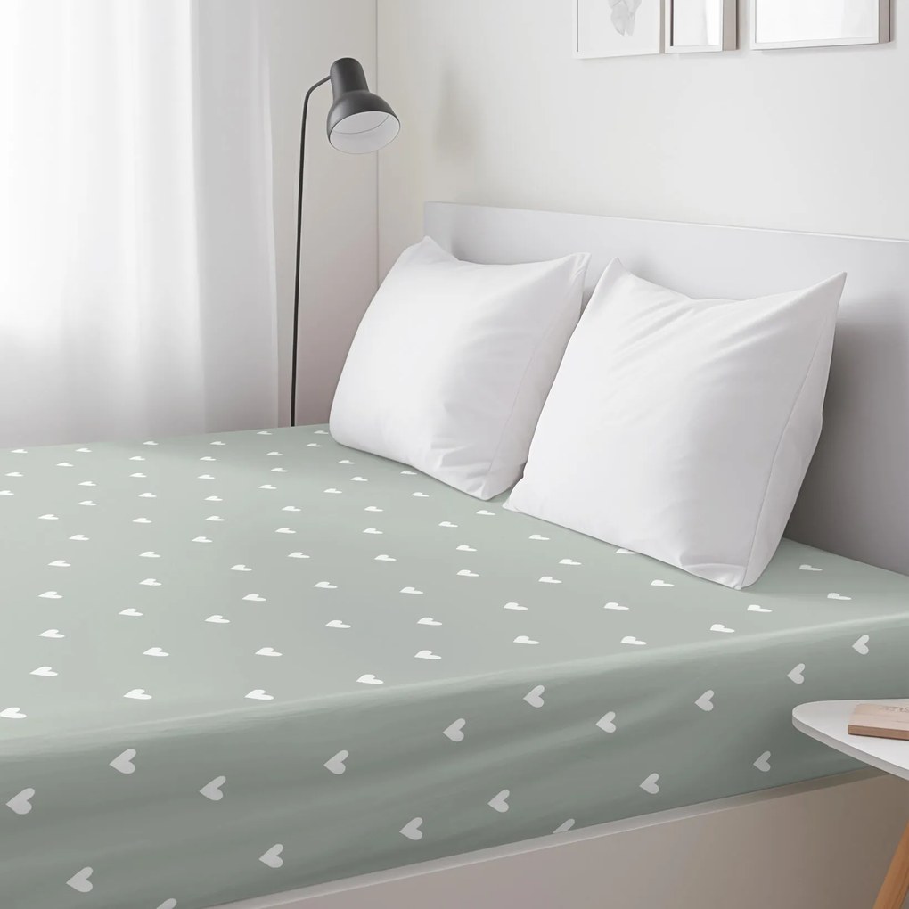 Goldea pamut gumis lepedő - szívecskék, zsálya színű alapon 180 x 200 cm