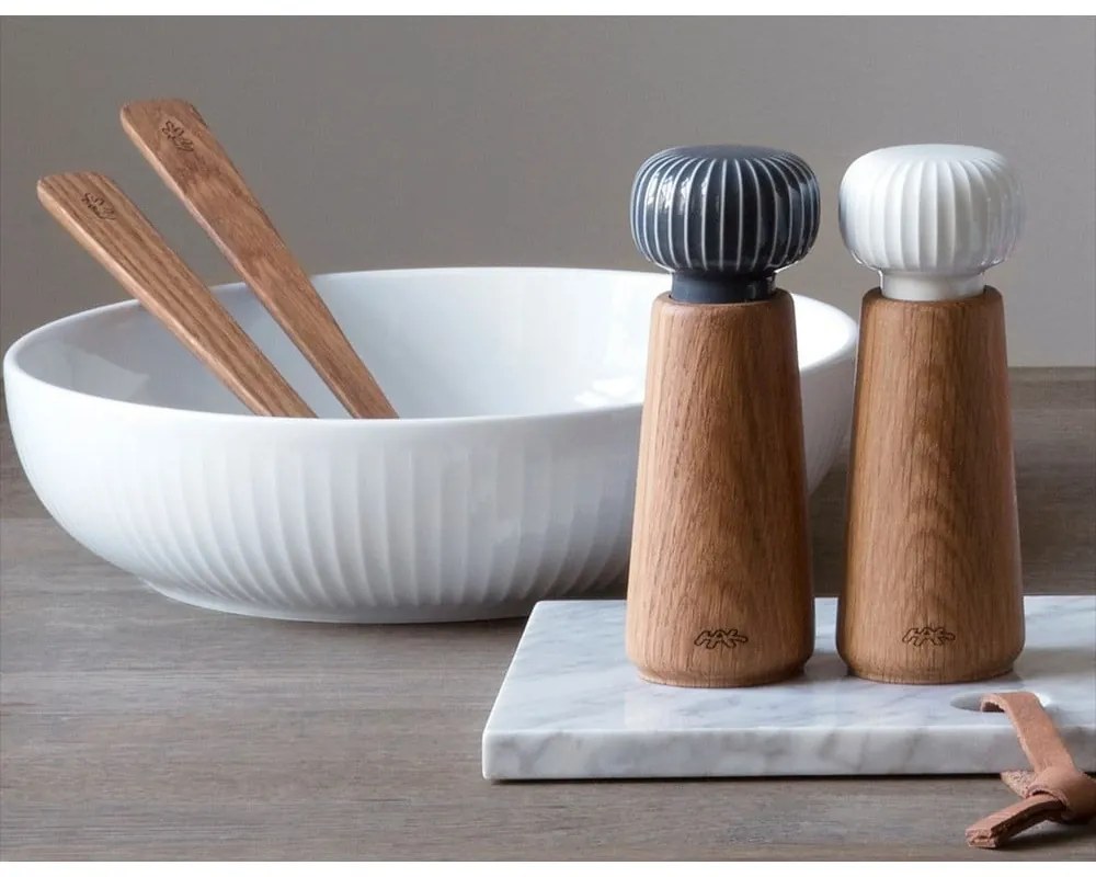 Hammershoi tölgyfa fűszerőrlő, fehér porcelán részletekkel, magasság 17,5 cm - Kähler Design