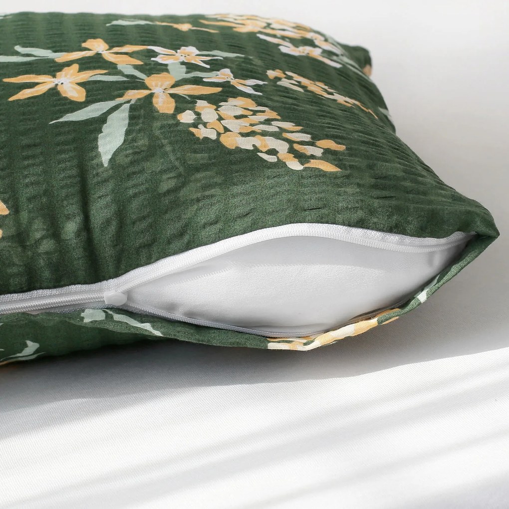 Goldea krepp párnahuzat - sárgabarackszínű virágok 50 x 50 cm