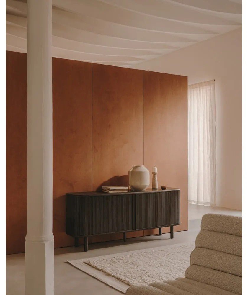 Sötétbarna alacsony komód tolóajtóval, kőrisfa dekorral 180x75 cm Mailen – Kave Home