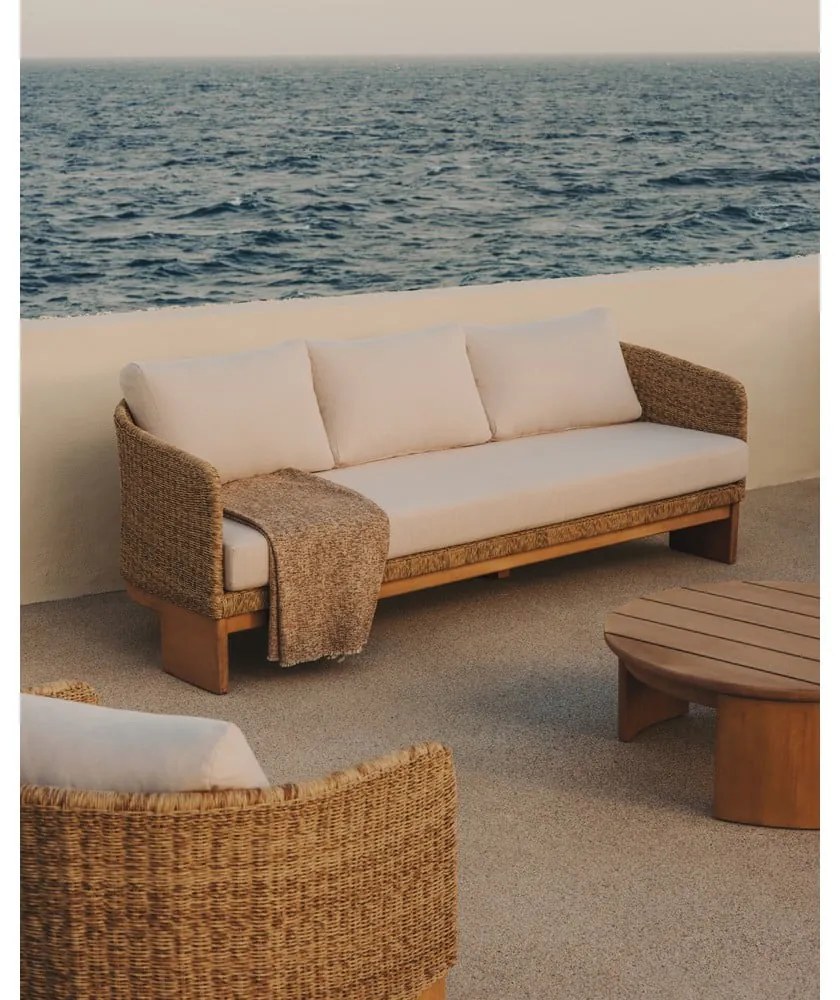 Bézs-natúr színű tömörfa-műrattan kerti fotel Xoriguer – Kave Home