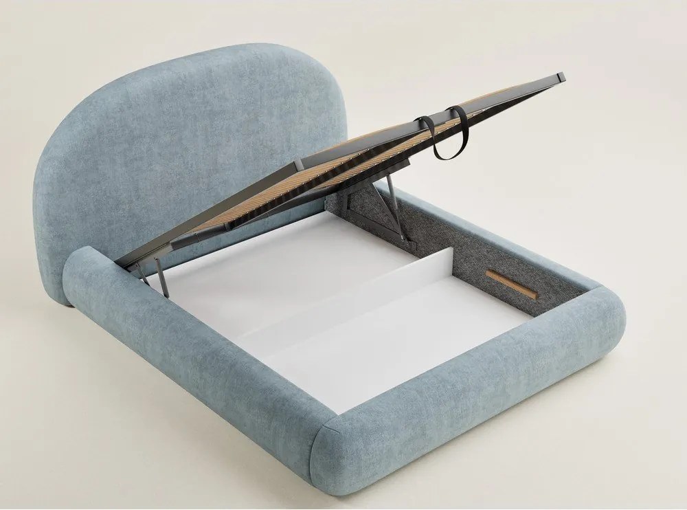 Világoskék kárpitozott ágyneműtartós franciaágy ágyráccsal 160x200 cm Maumere – Maison de Rêve