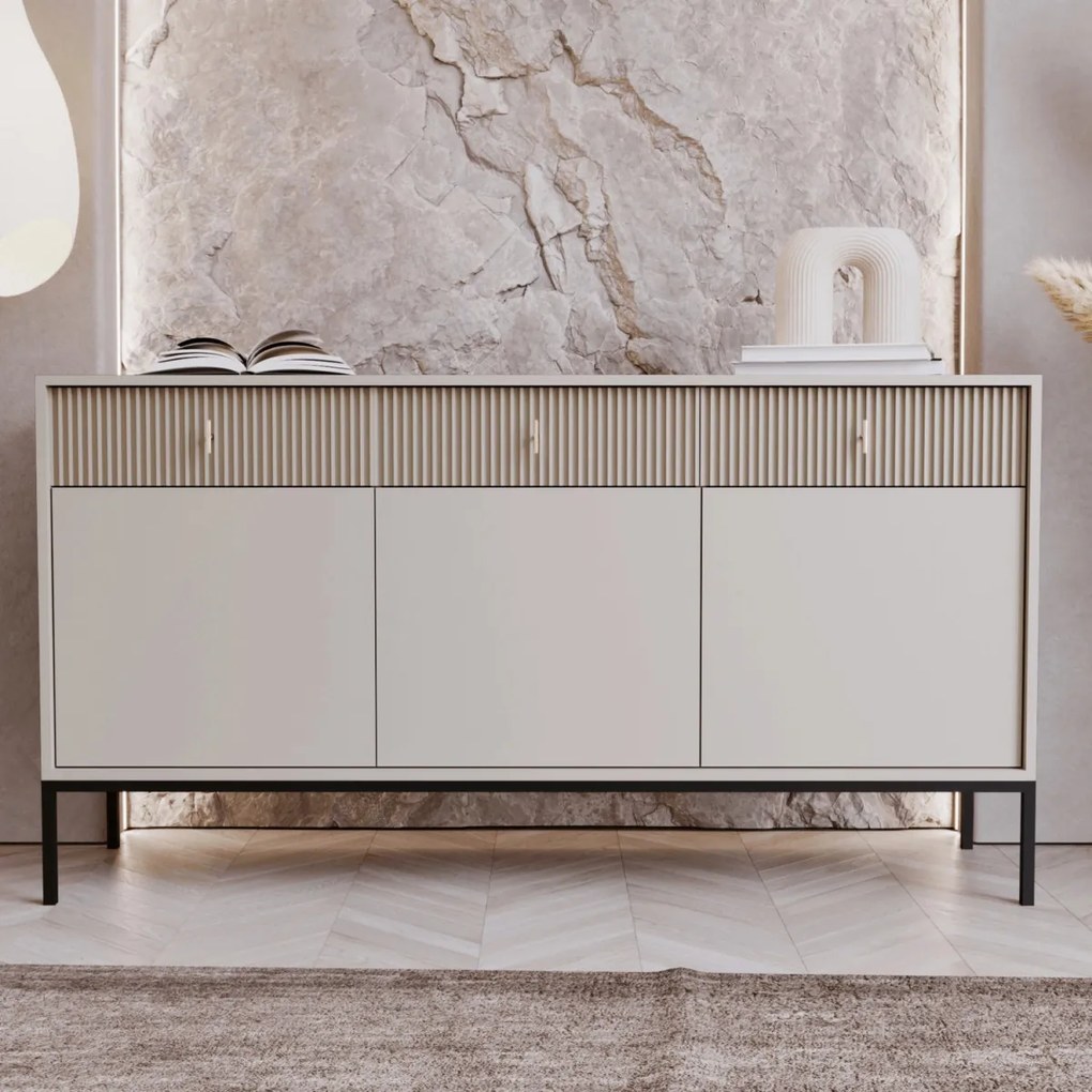 Komód 154 cm széles, bordázott fronttal kasmír színben – MARCOS