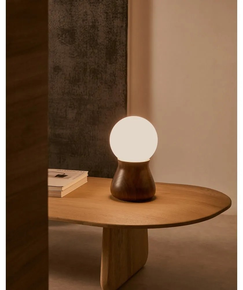 Sötétbarna kaucsukfa asztali lámpa (magasság 26 cm) Okeni – Kave Home
