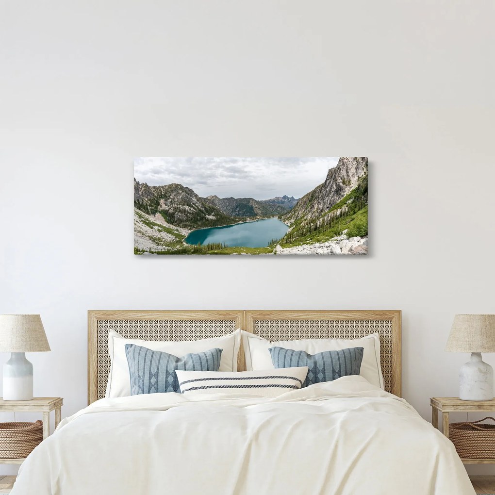 A hegyekben lévő tó képe (120x50 cm)