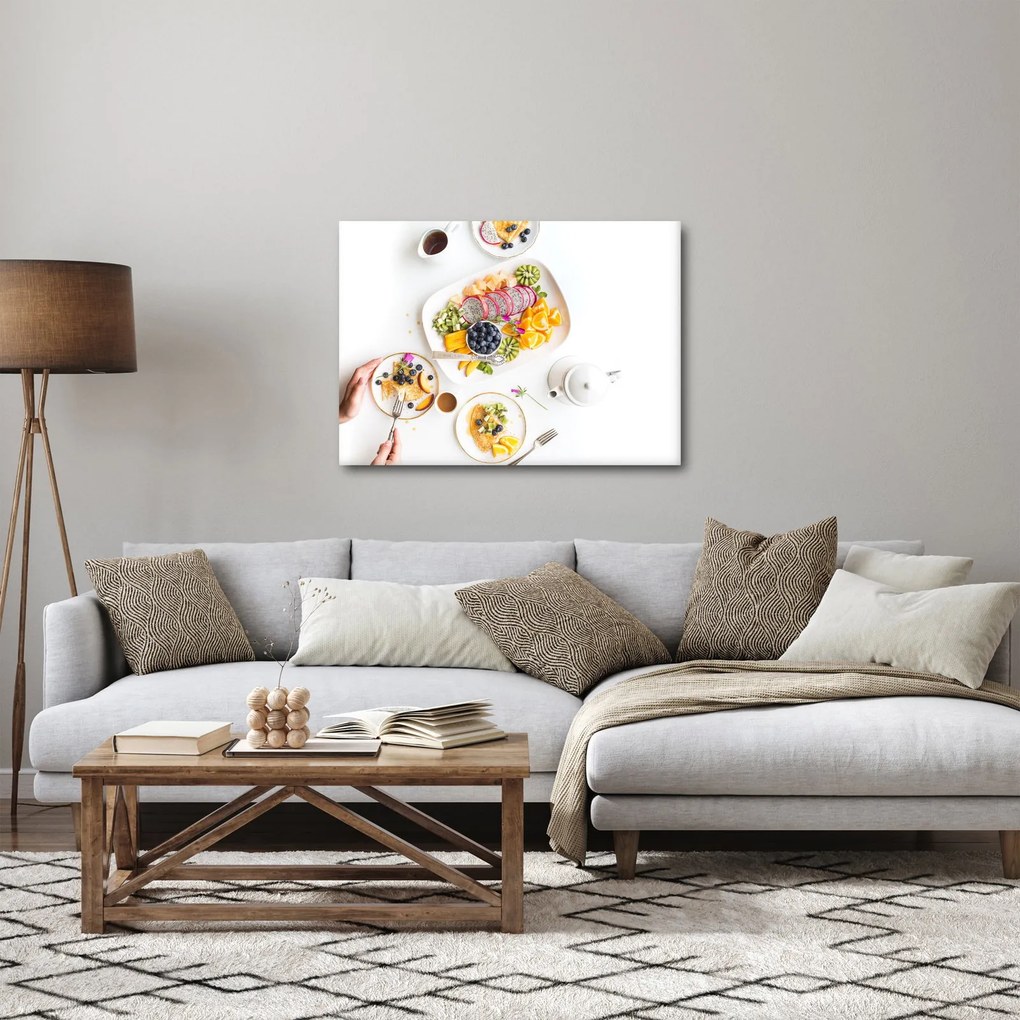 Tányérok gyümölcsökkel az asztalon képe (70x50 cm)