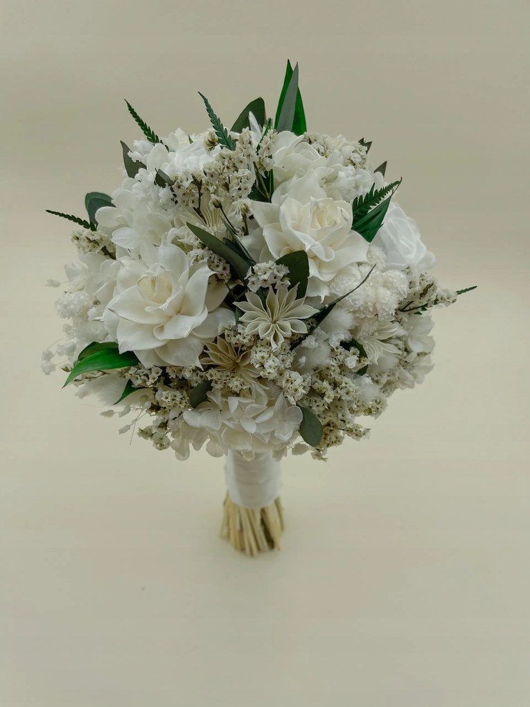 Menyasszonyi csokor szárított virágokból és fűfélékből