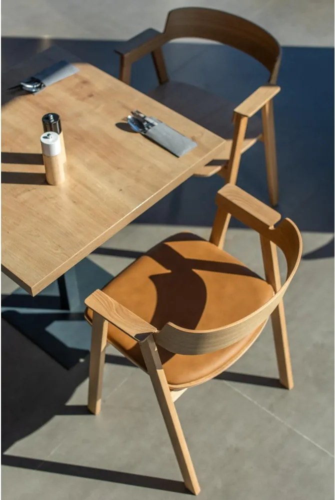 Barna-natúr színű bőr karfás étkezőszék Flip – Gazzda