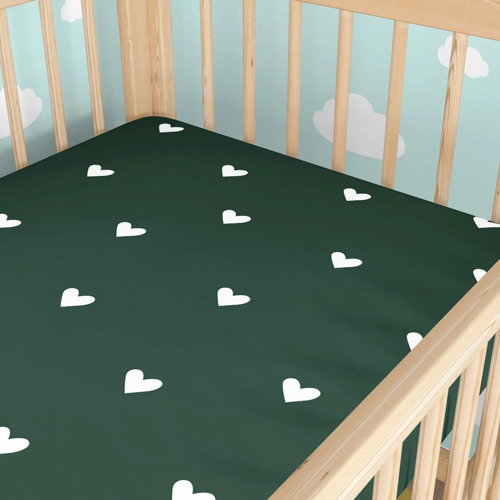Goldea gyermek gumis pamut lepedő kiságyba - szívecskék, sötétzöld alapon 70 x 140 cm